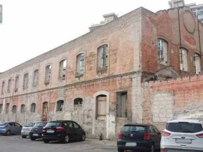 Da questo punto si � in grado di comprendere la grandezza dell�ex filanda, che si estende su pi� di mille metri quadri e su due piani dal soffitto molto alto, visto che per la lavorazione della seta e del cotone c�era bisogno di molta illuminazione. La luce entrava da ben 17 finestre poste sui lati